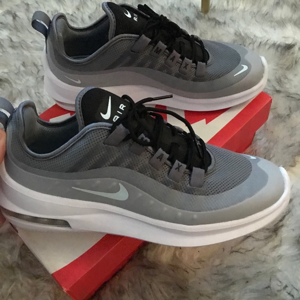 NIKE AIR MAX AXIS (Womens 8.5)